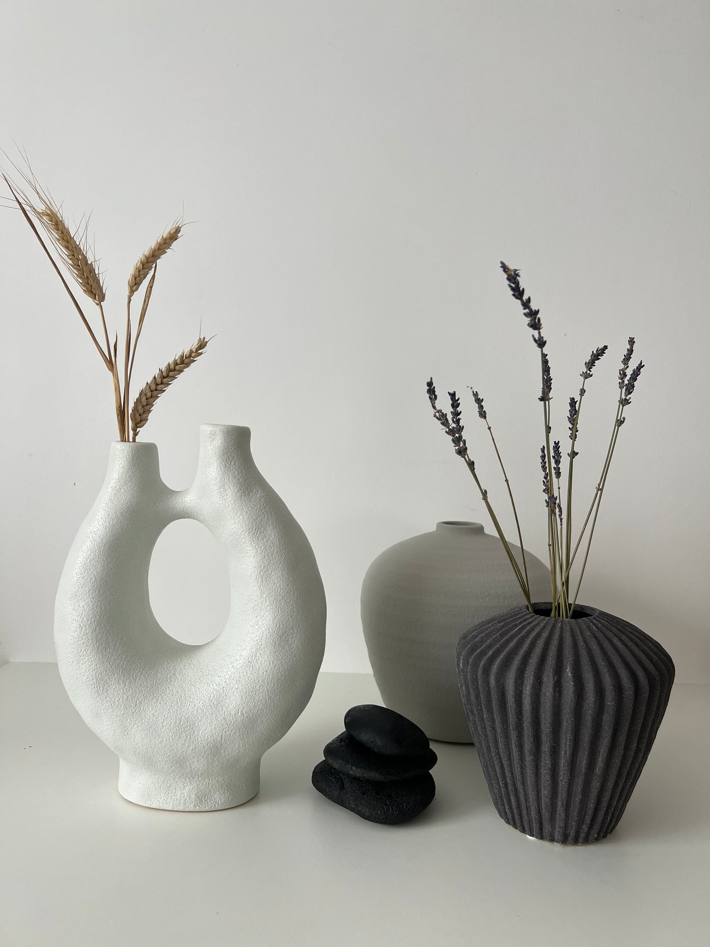 Vase blanc en céramique forme originale AYLA - Design contemporain