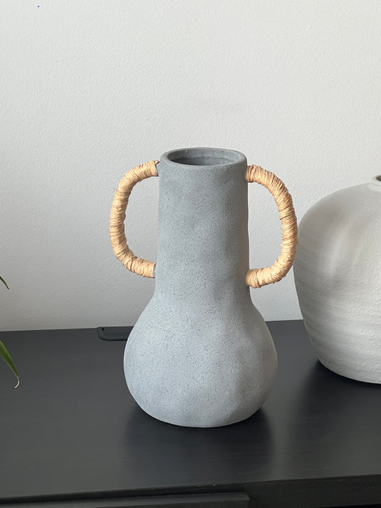 Vase ADEMIA - Céramique Grise et Poignées Raphia Naturel