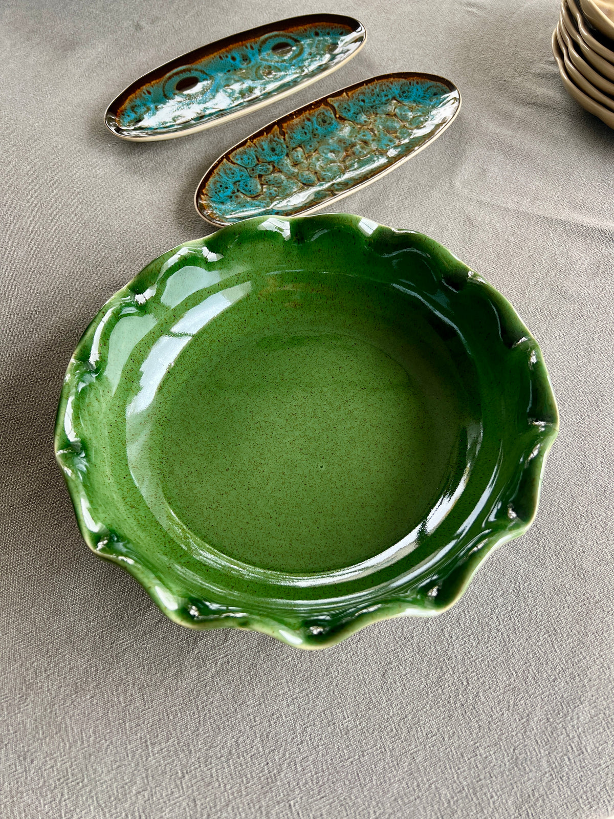 Plat rond en céramique vert foncé à collerette – ALMA Ø 25 cm