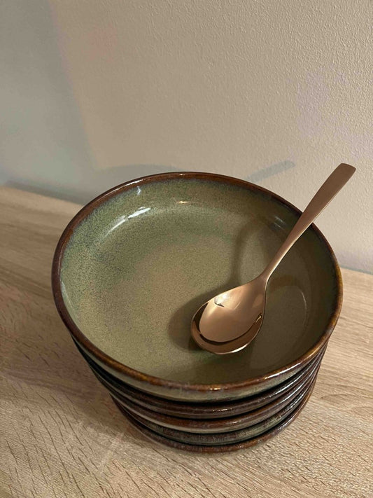 Assiette creuse HOLIDAYS kaki en grès - B&Inside