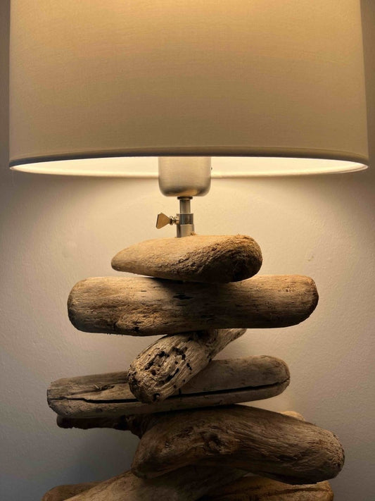 Lampe en bois flotté et abat - jour blanc LITTLE DRIFTWOOD - B&Inside