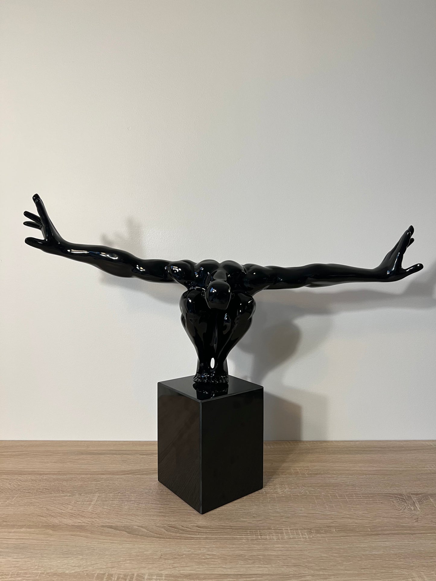 MAXALOM - Statuette Homme noir verni accroupi bras tendus - B&Inside