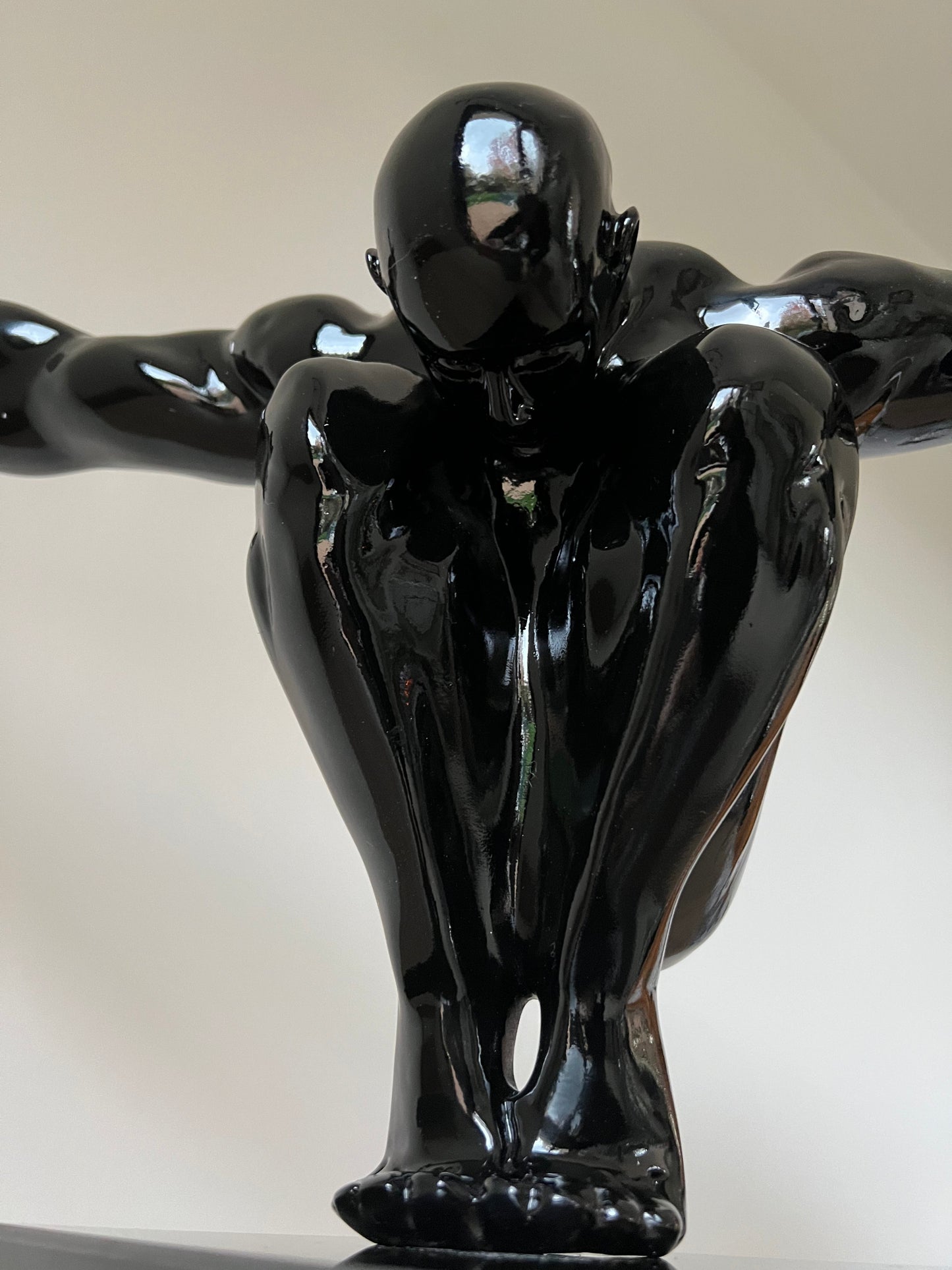 MAXALOM - Statuette Homme noir verni accroupi bras tendus - B&Inside