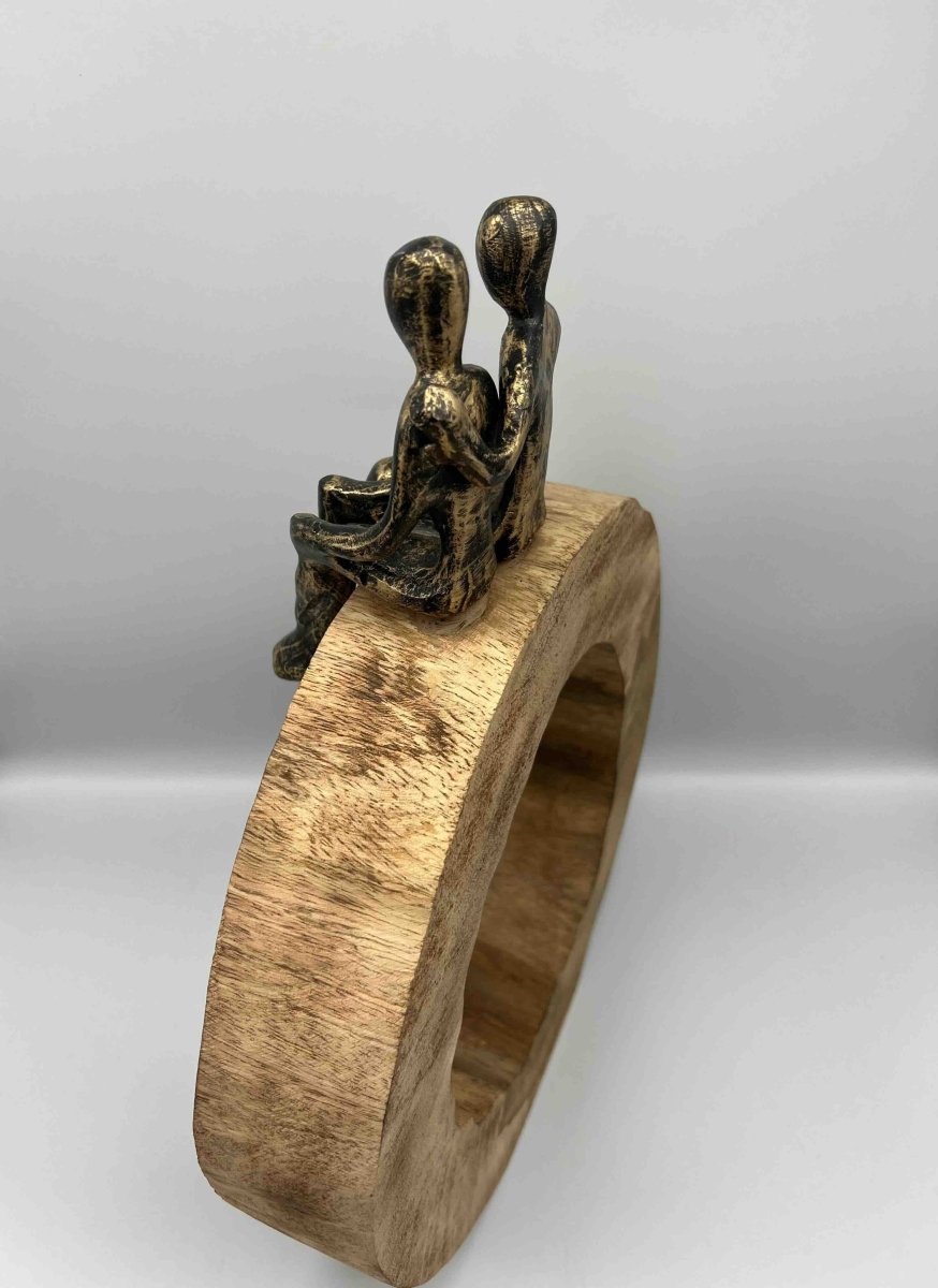 Statuette couple RÊVE À DEUX assis sur structure en bois - B&Inside