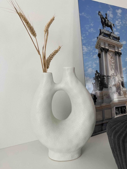 Vase blanc en céramique forme originale AYLA - Design contemporain - B&Inside