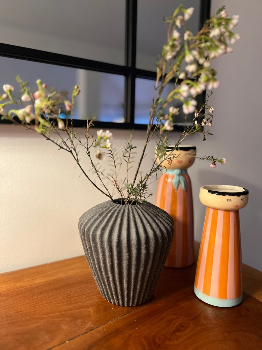 Vase LUKA en céramique gris anthracite - Structure rainuée design moderne - B&Inside