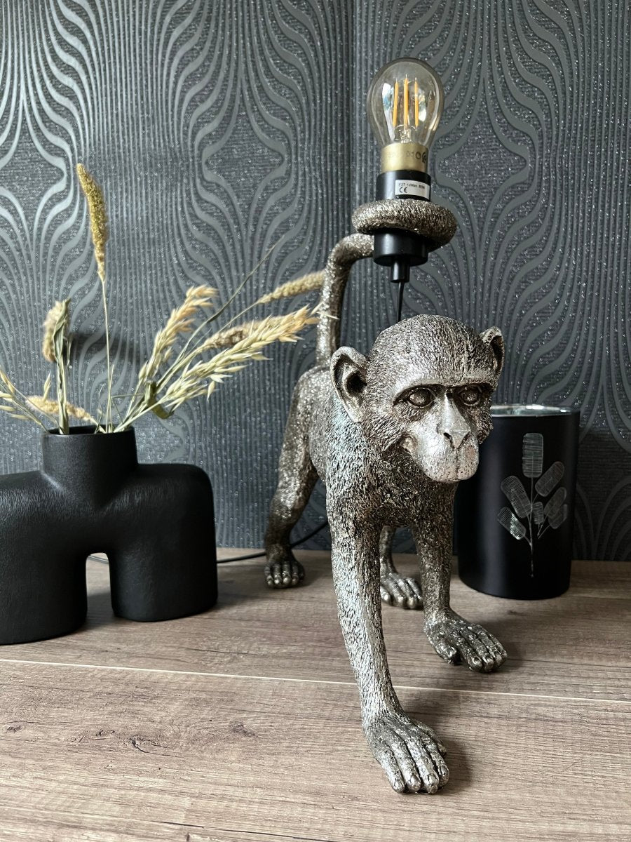 CHEETAH - Lampe singe debout serrant une ampoule dans sa queue - B&Inside