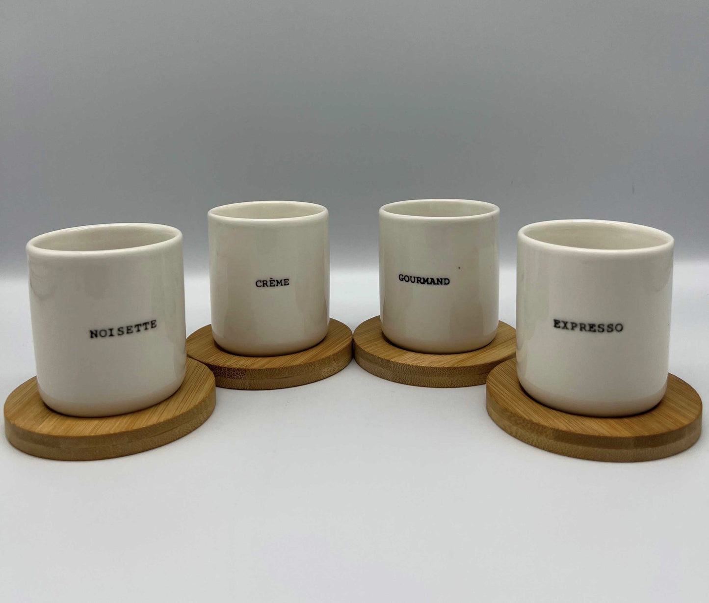 GOURMAND - Coffret de 4 tasses à café en faïence annotées et sous-tasses en bambou - B&Inside