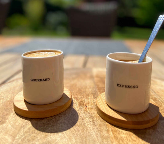 GOURMAND - Coffret de 4 tasses à café en faïence annotées et sous-tasses en bambou - B&Inside