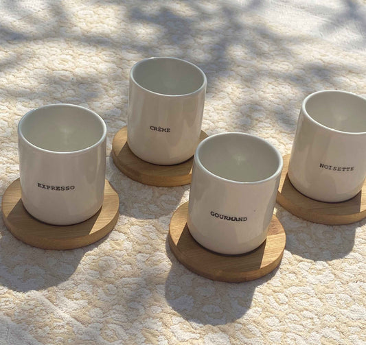 GOURMAND - Coffret de 4 tasses à café en faïence annotées et sous-tasses en bambou - B&Inside