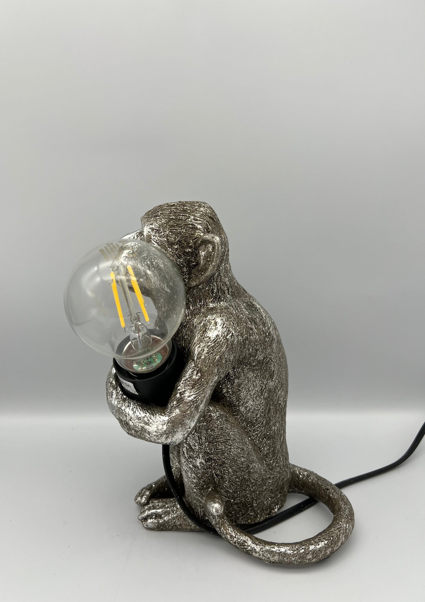 KALA - Lampe singe assis enlaçant une ampoule - B&Inside