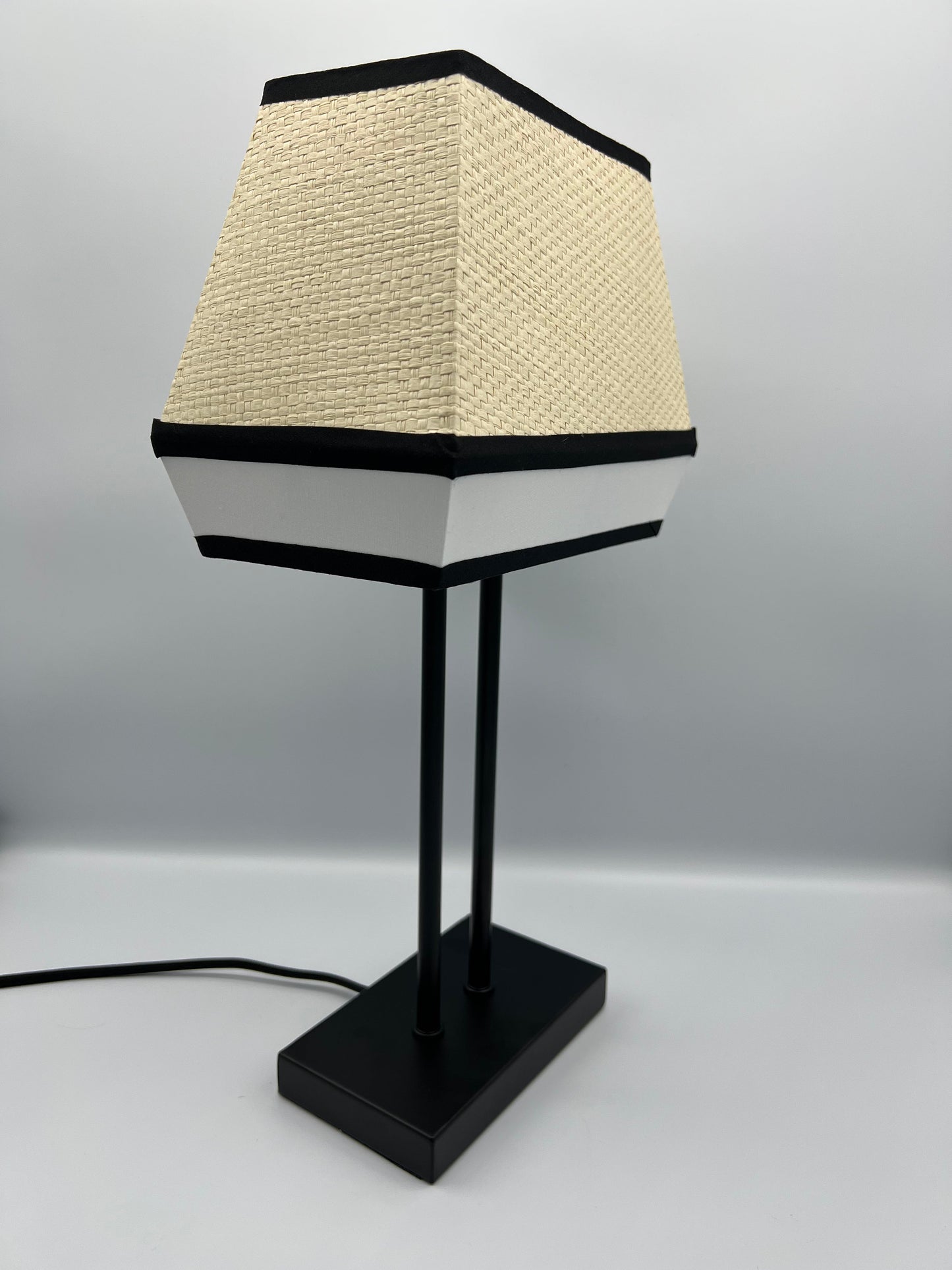 LUCKY - Lampe noire métallique et abat jour en raphia naturel B&Inside