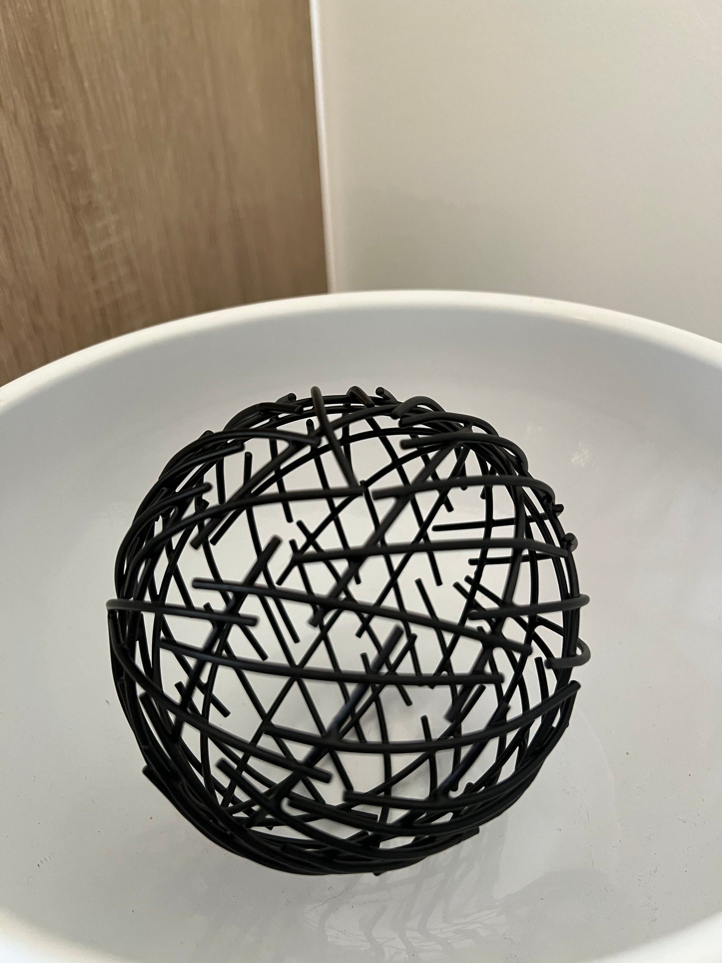 TOPLOU - Boule décorative en métal noir - B&Inside