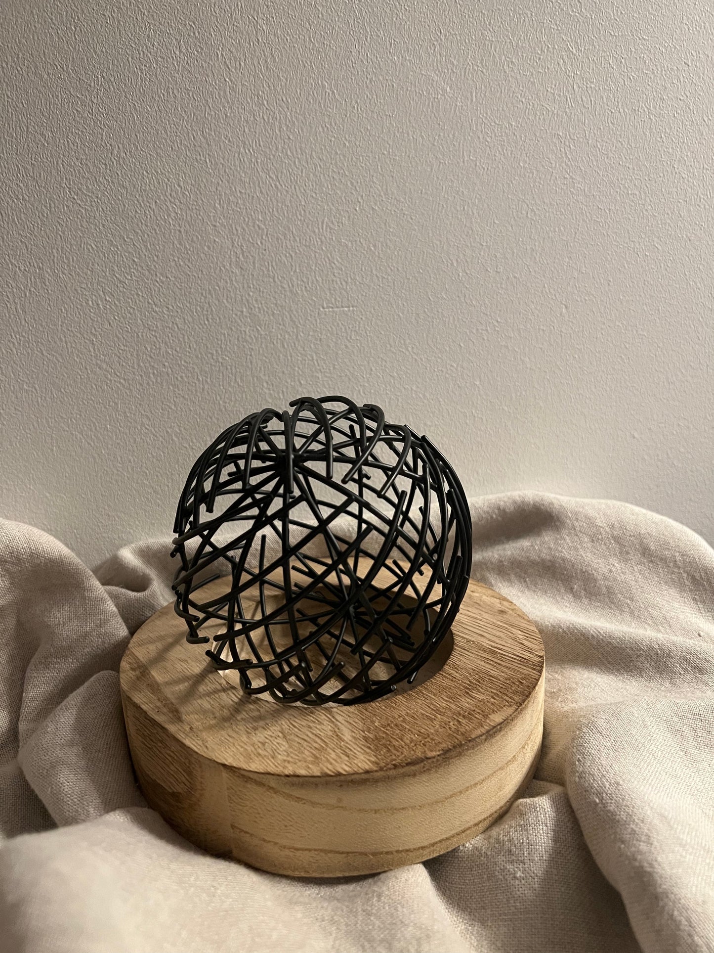 TOPLOU - Boule décorative en métal noir - B&Inside