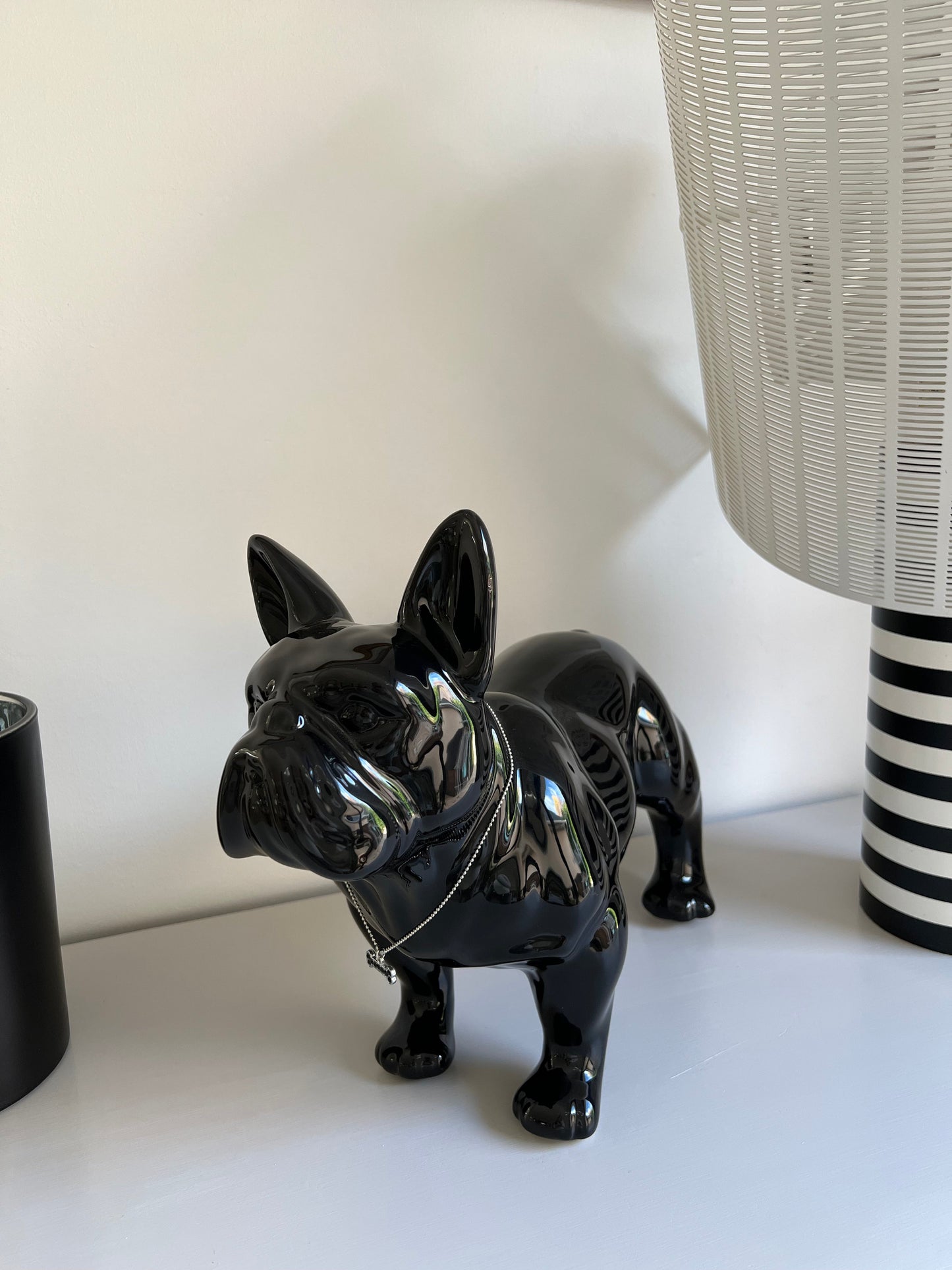 TORNADE - Bouledogue noir debout et son collier pendentif en forme d'os en strass - B&Inside