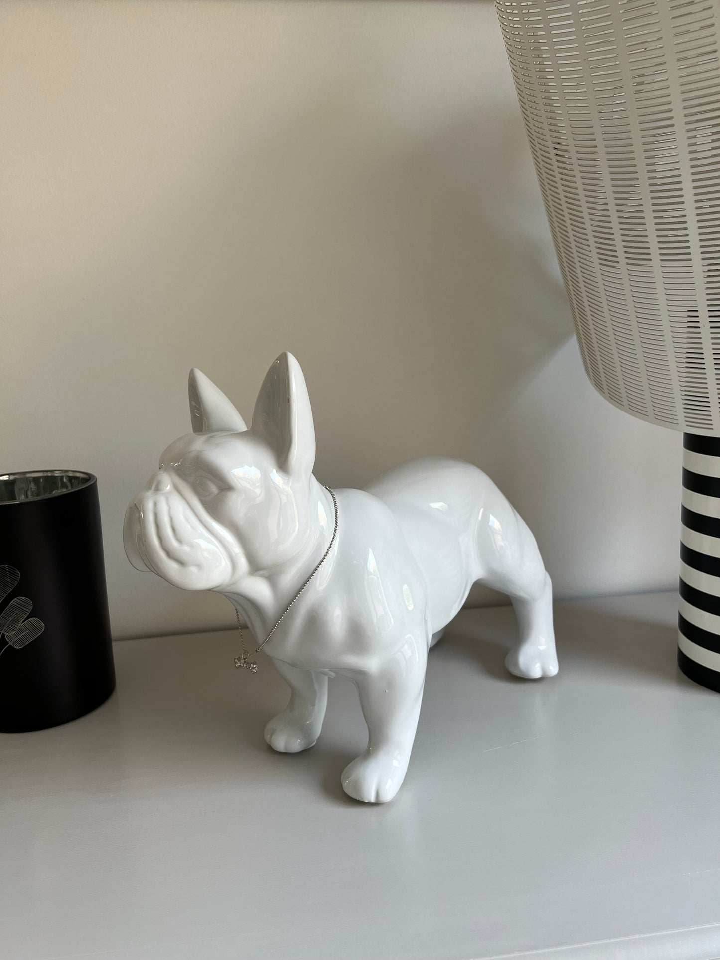 TOUNDRA - Bouledogue blanc debout et son collier pendentif en forme d'os en strass - B&Inside