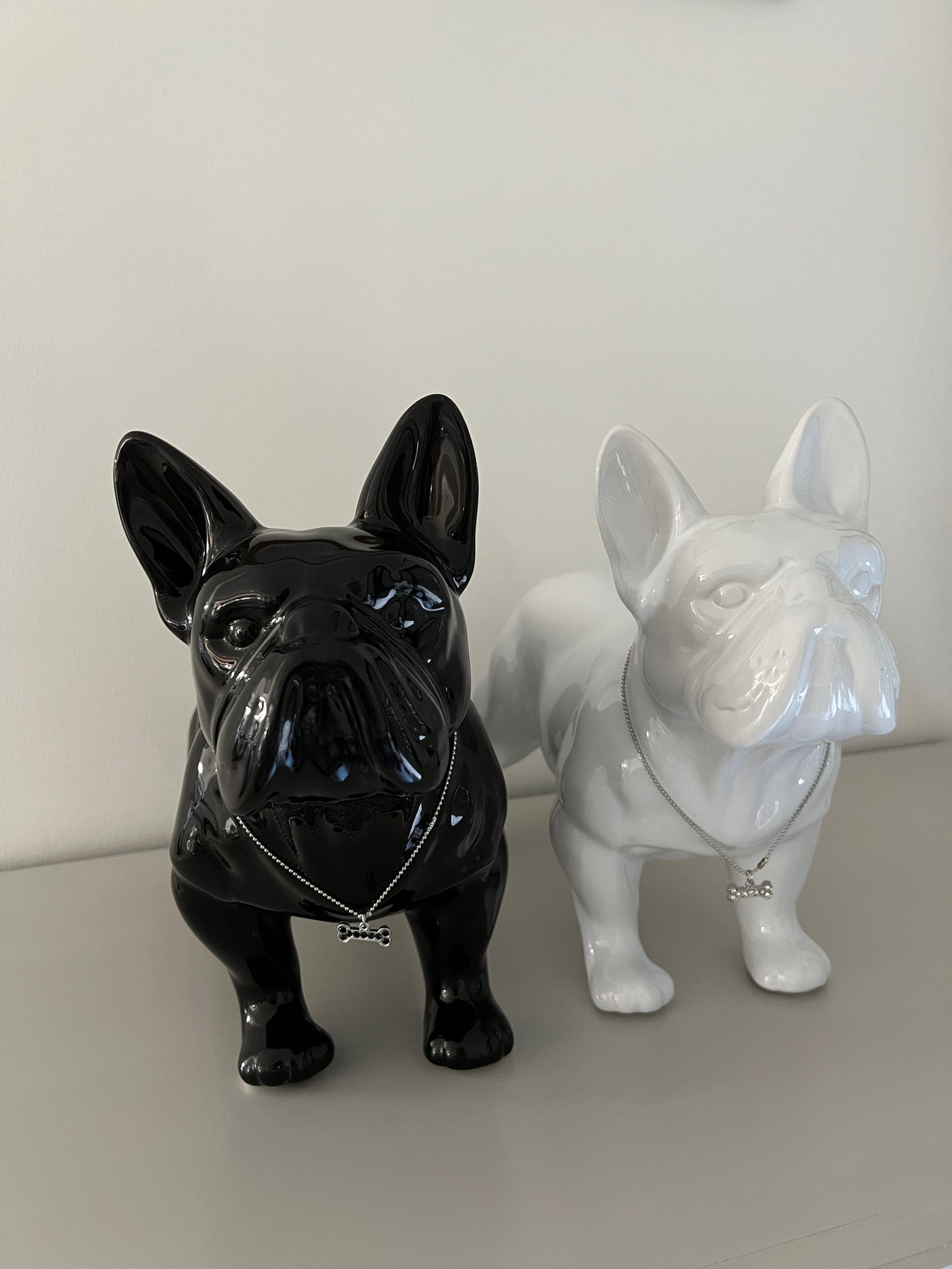 TOUNDRA - Bouledogue blanc debout et son collier pendentif en forme d'os en strass - B&Inside