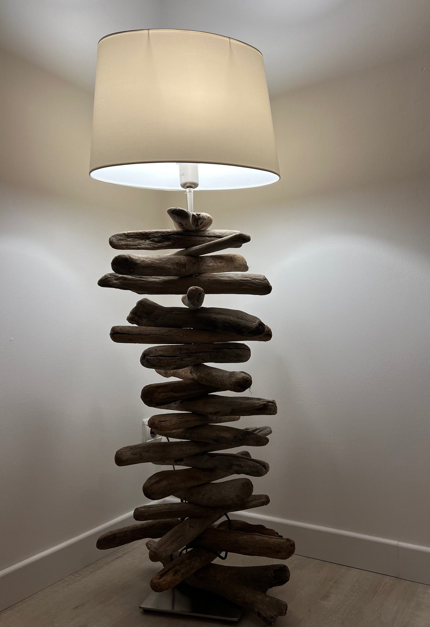 WIDE DRIFTWOOD - Grande lampe en bois flotté et abat-jour blanc Lampe en bois flotté B&Inside