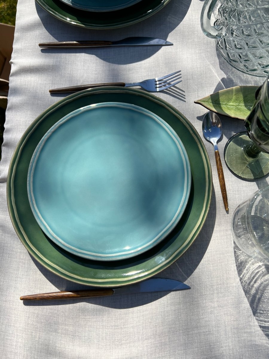 Assiettes colorées : l'art de dresser une table estivale conviviale - B&Inside
