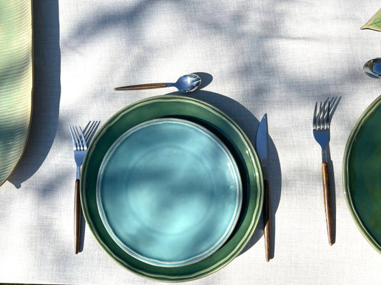 Assiettes colorées : l'art de dresser une table estivale conviviale - B&Inside