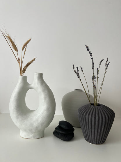 Vase blanc en céramique forme originale AYLA - Design contemporain