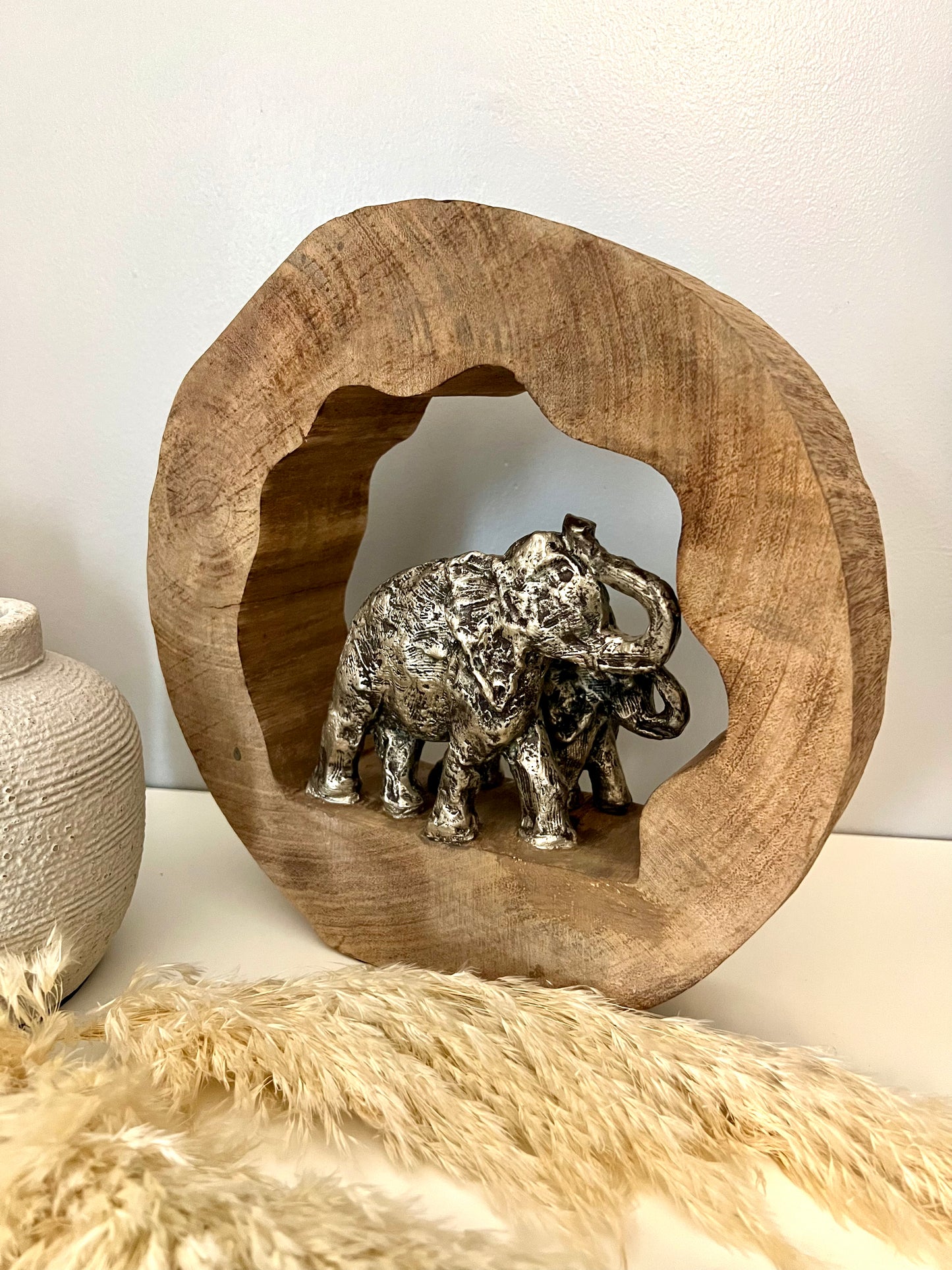 Statuette éléphants KENYA en métal dans une structure en bois