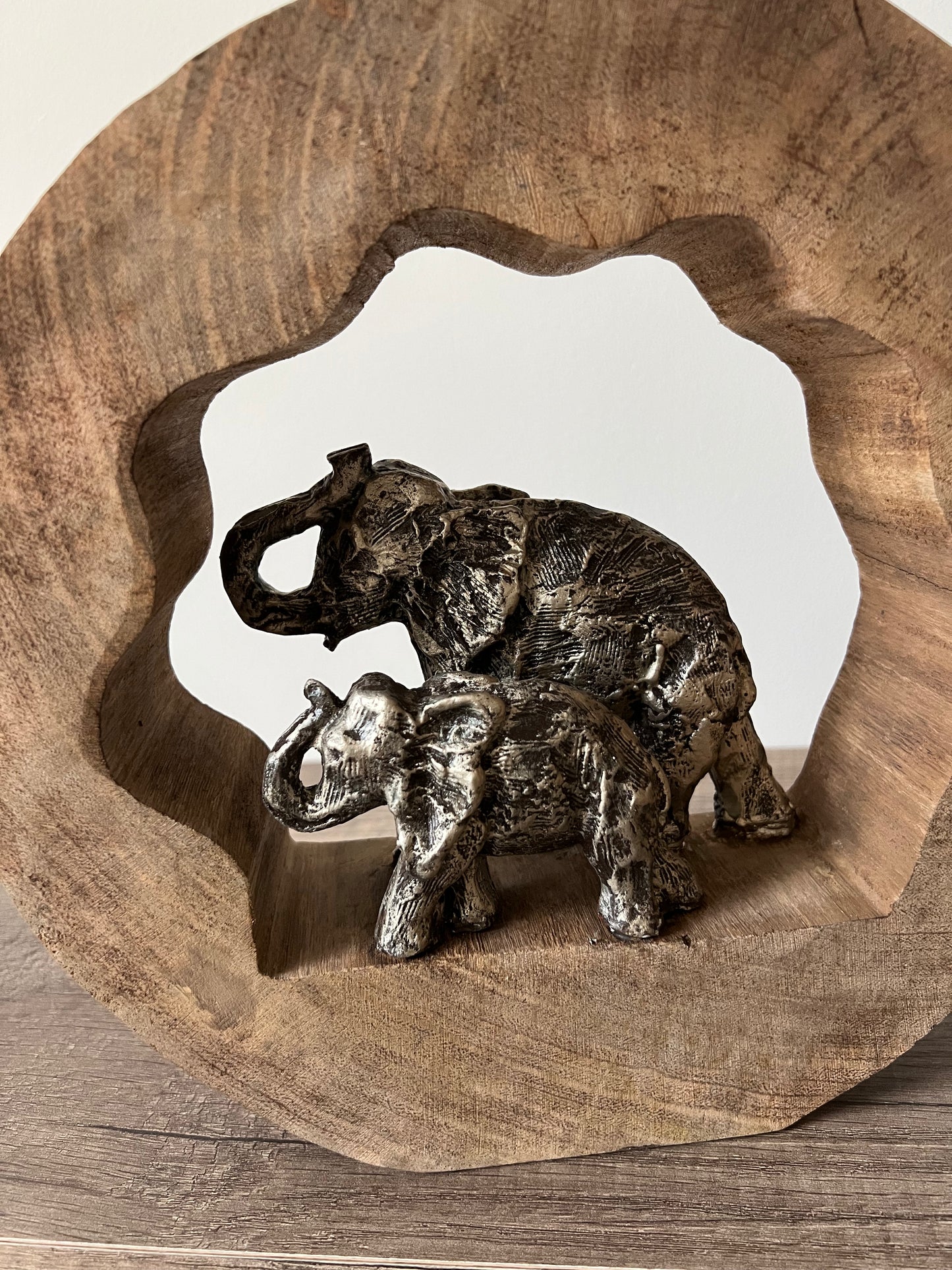 Statuette éléphants KENYA en métal dans une structure en bois