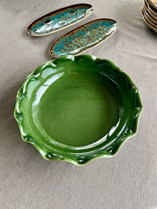 Plat rond en céramique vert foncé à collerette –  ALMA Ø 25 cm