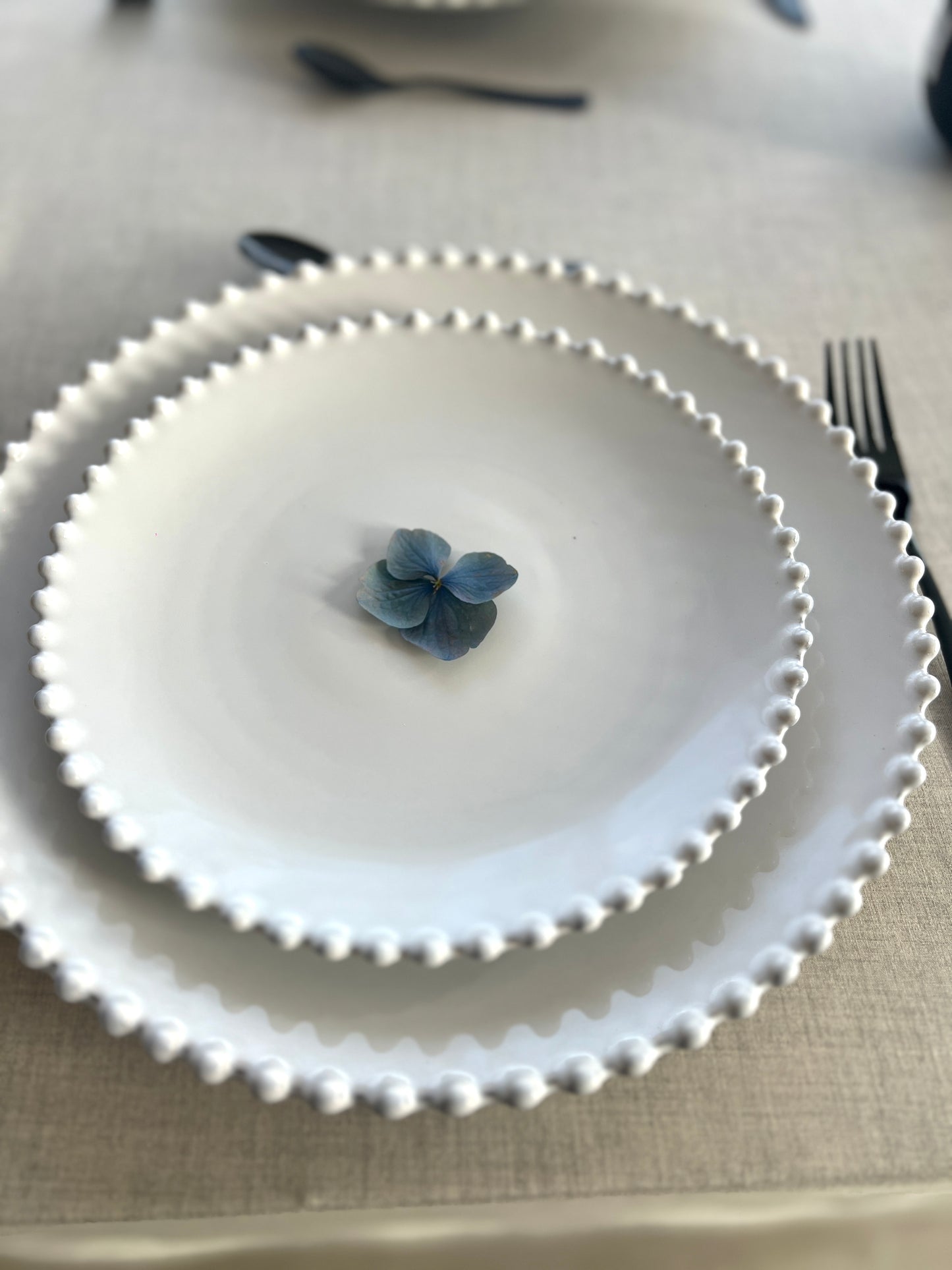 Assiette Plate SNOW PEARL en grès blanc