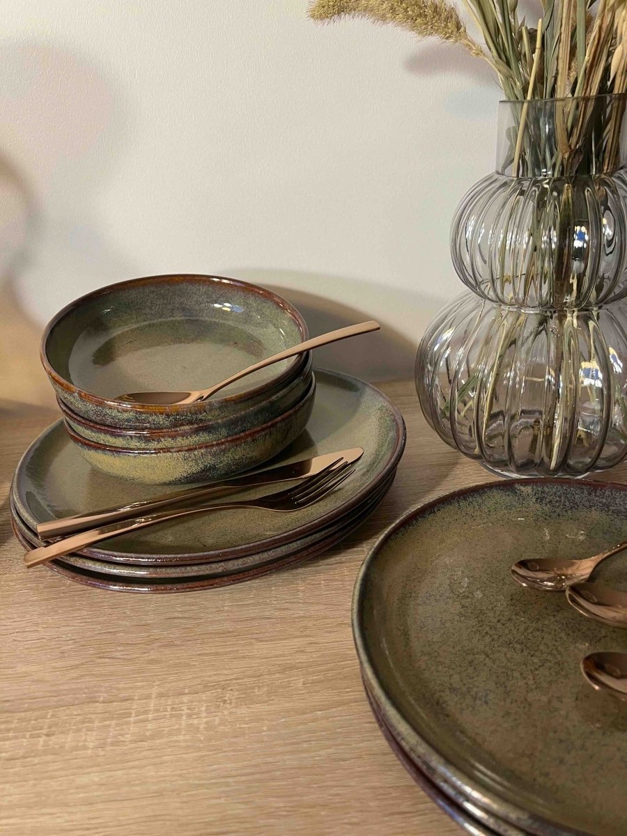 Assiette creuse HOLIDAYS kaki en grès - B&Inside