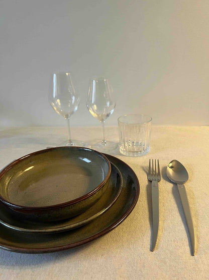 Assiette creuse HOLIDAYS kaki en grès - B&Inside