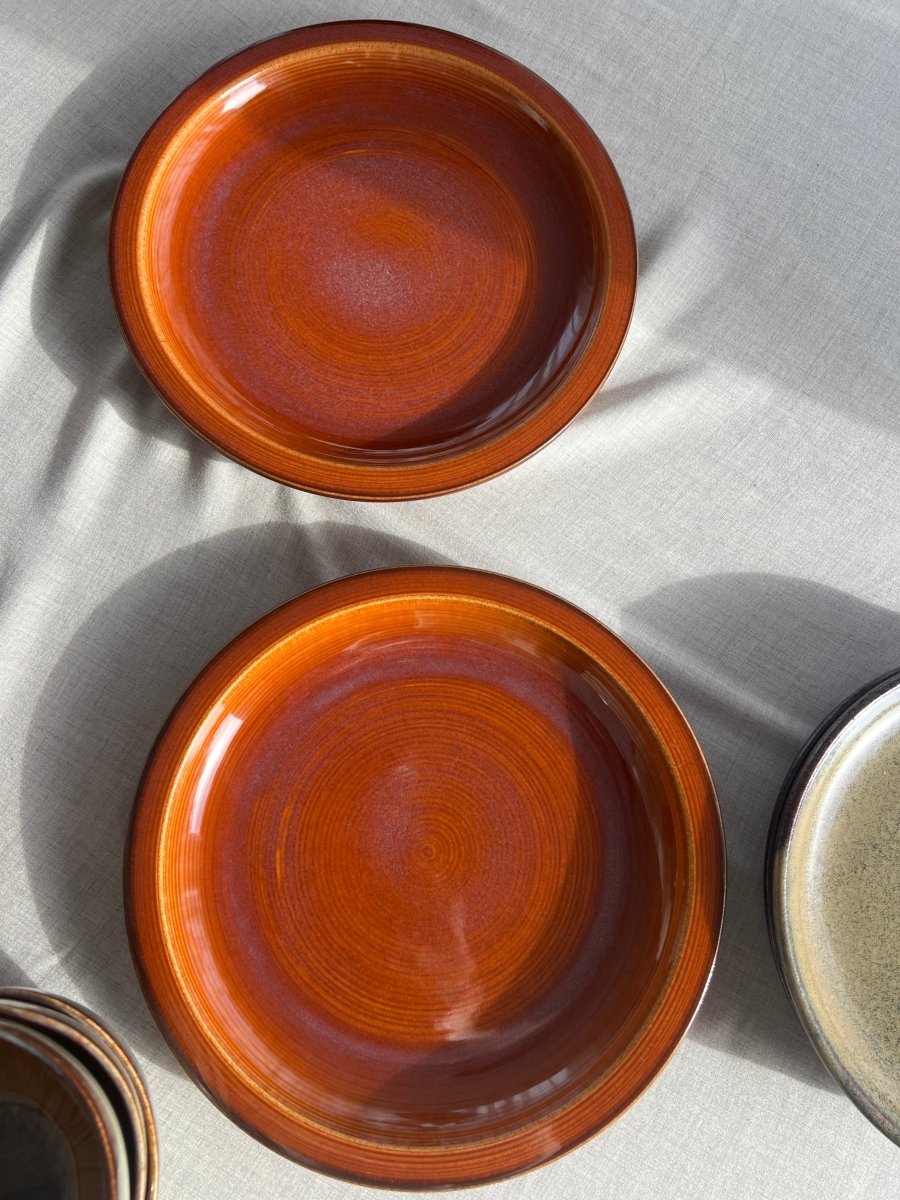 Assiette plate en grès orange - Terre de Feu - B&Inside