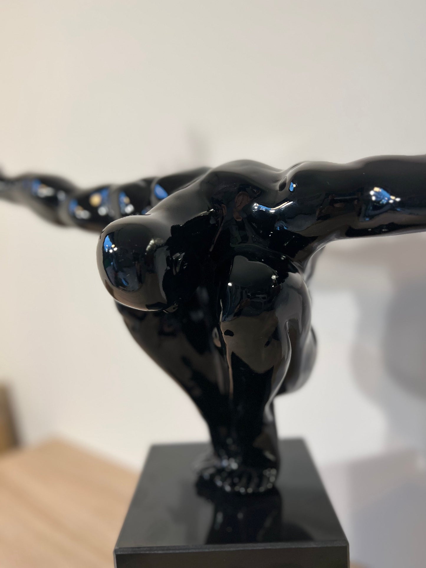 MAXALOM - Statuette Homme noir verni accroupi bras tendus - B&Inside