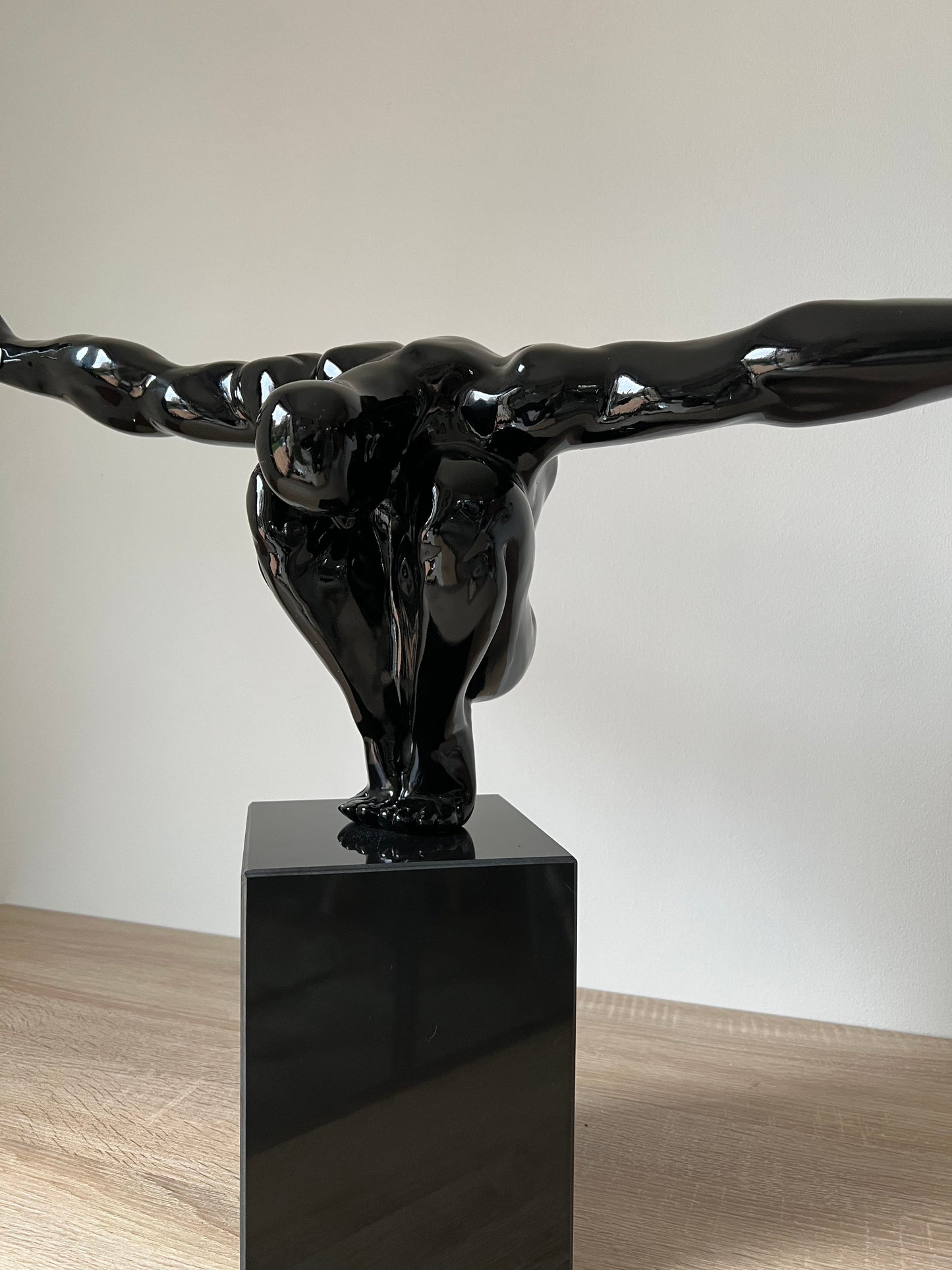 MAXALOM - Statuette Homme noir verni accroupi bras tendus