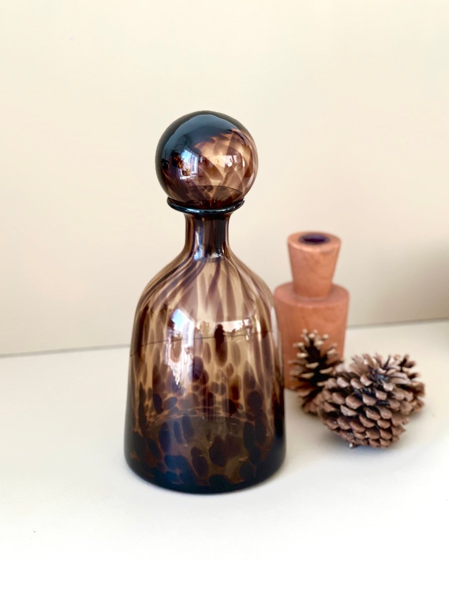Petite carafe décorative Léopard en verre fumé ambré - B&Inside
