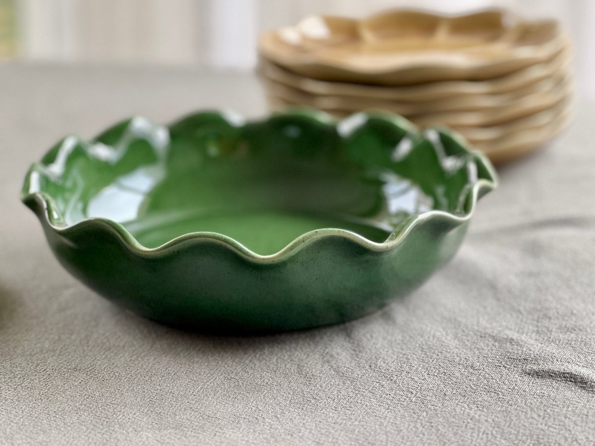 Plat rond en céramique vert foncé à collerette – ALMA Ø 25 cm - B&Inside