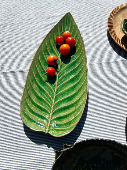 Plat STRELITZIA en grès - Design végétal vert - B&Inside