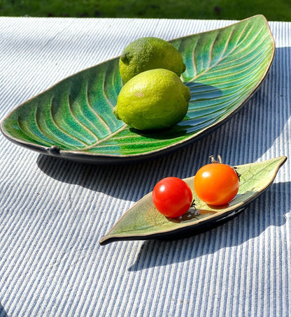 Plat STRELITZIA en grès - Design végétal vert - B&Inside