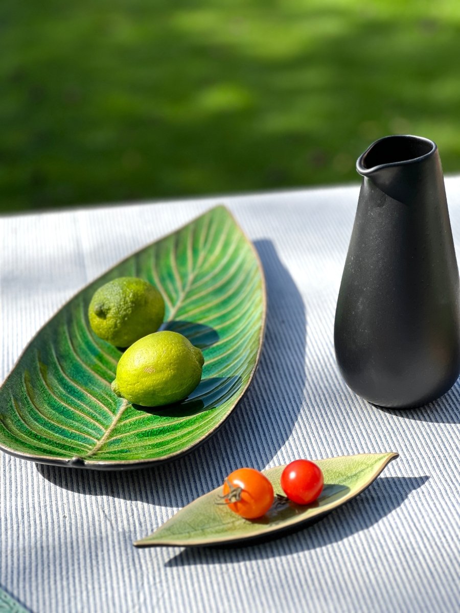Plat STRELITZIA en grès - Design végétal vert - B&Inside
