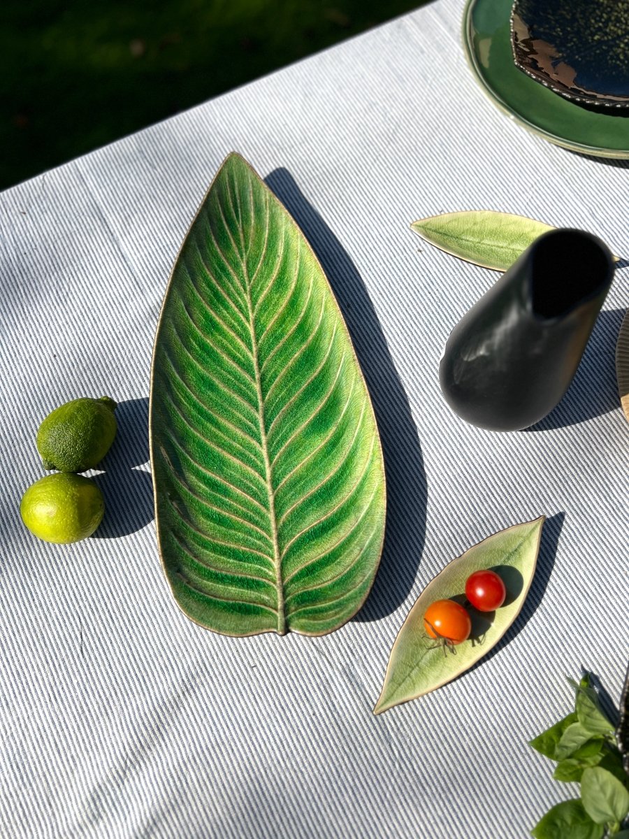 Plat STRELITZIA en grès - Design végétal vert - B&Inside
