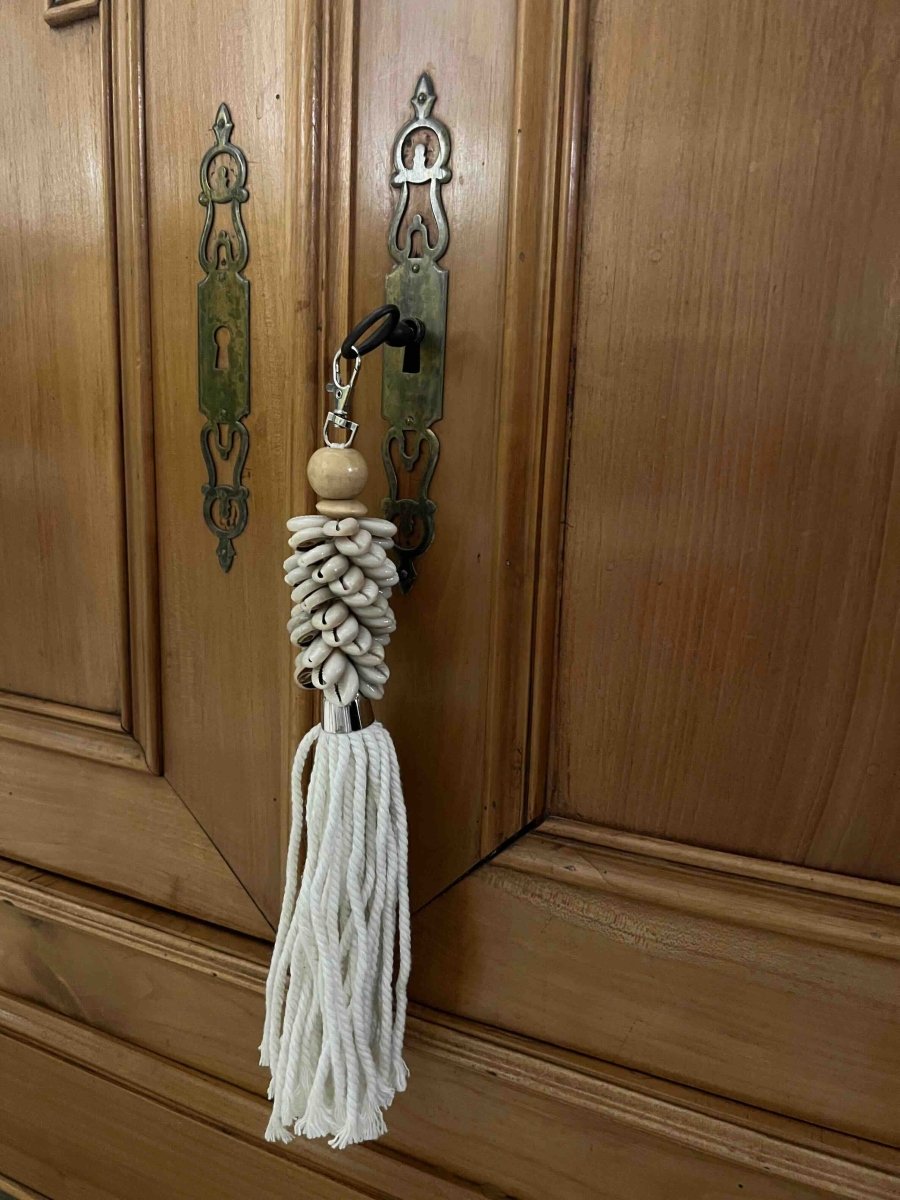 Porte - clés en coquillages blancs ou noirs - ONANG - B&Inside