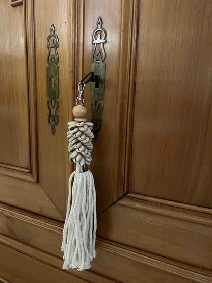 Porte - clés en coquillages blancs ou noirs - ONANG - B&Inside