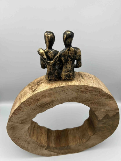 Statuette couple RÊVE À DEUX assis sur structure en bois - B&Inside