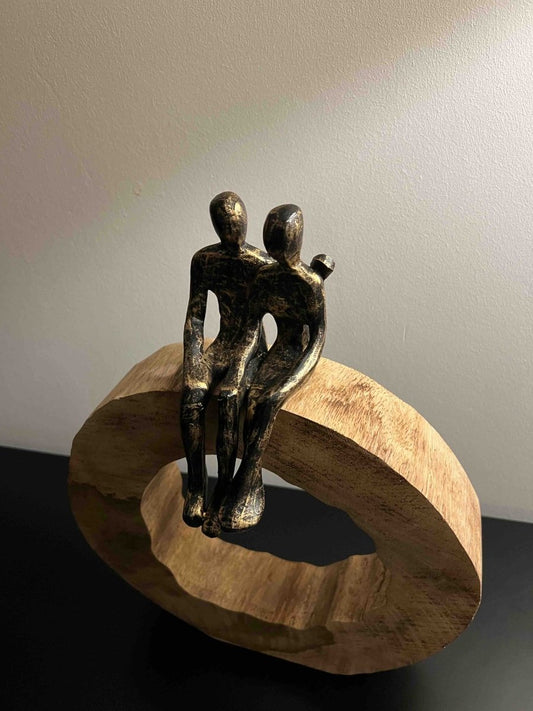 Statuette couple RÊVE À DEUX assis sur structure en bois - B&Inside