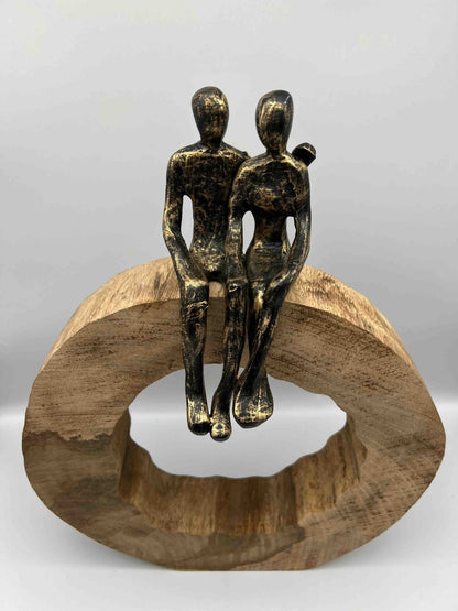 Statuette couple RÊVE À DEUX assis sur structure en bois - B&Inside