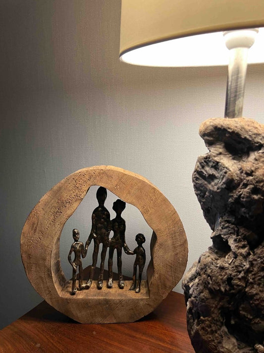 Statuette FAMILY un couple et deux enfants dans une structure en bois - B&Inside