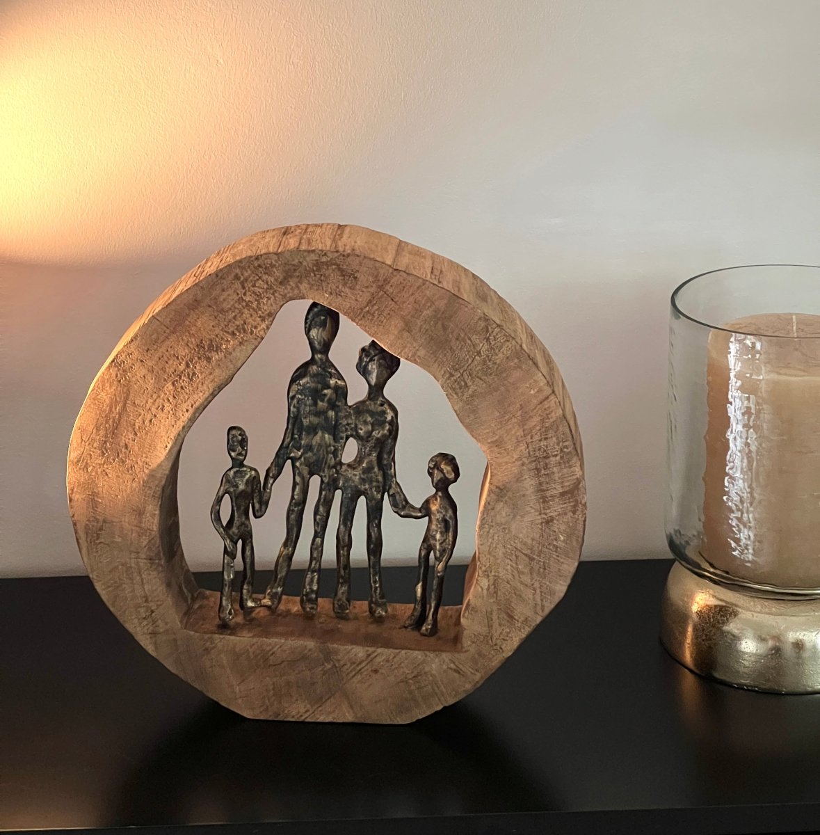 Statuette FAMILY un couple et deux enfants dans une structure en bois - B&Inside