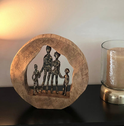 Statuette FAMILY un couple et deux enfants dans une structure en bois - B&Inside