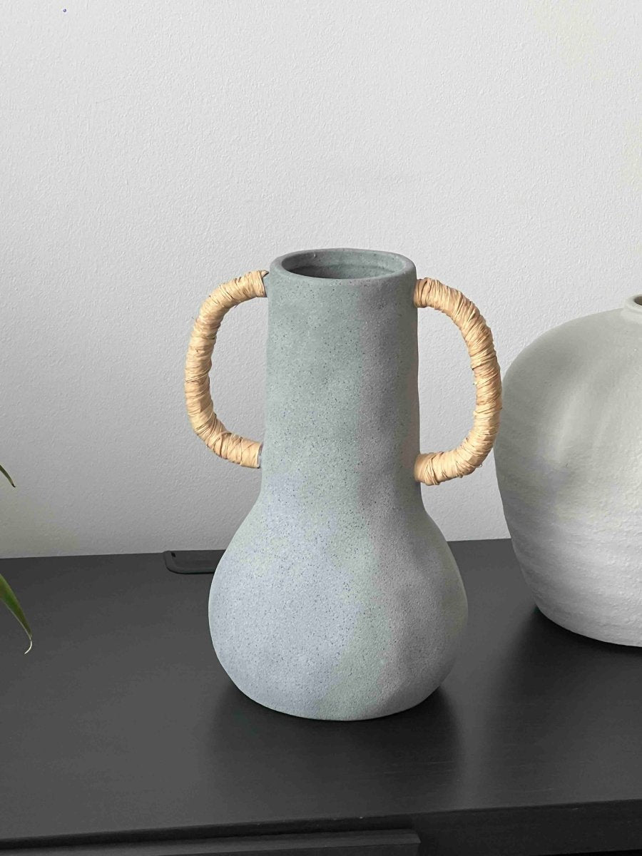 Vase ADEMIA - Céramique Grise et Poignées Raphia Naturel - B&Inside