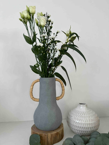 Vase ADEMIA - Céramique Grise et Poignées Raphia Naturel - B&Inside